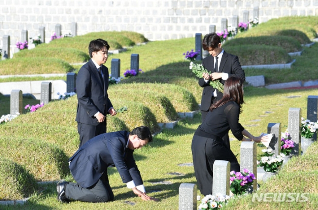 [광주=뉴시스] 변재훈 기자 = 개혁신당 이준석 대표가 5·18민주화운동 44주기를 사흘 앞둔 15일 오전 광주 북구 운정동 국립 5·18민주묘지에서 이주영·천하람 국회의원 당선인과 함께 열사 묘역을 일일이 돌며 헌