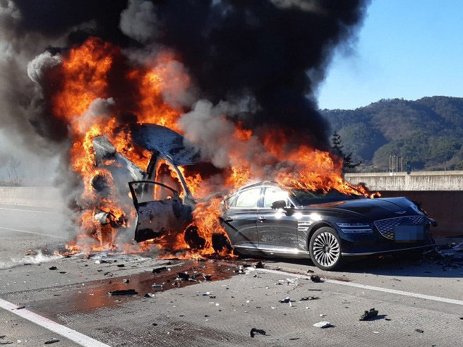 [무안=뉴시스] 22일 오전 10시28분께 전남 무안군 서해안 고속도로 상행선 몽탄2터널 출구에서 승용차·SUV 등 차량 7대가 잇따라 추돌했다. (사진= 전남소방본부 제공) 2025.12.22. photo@news