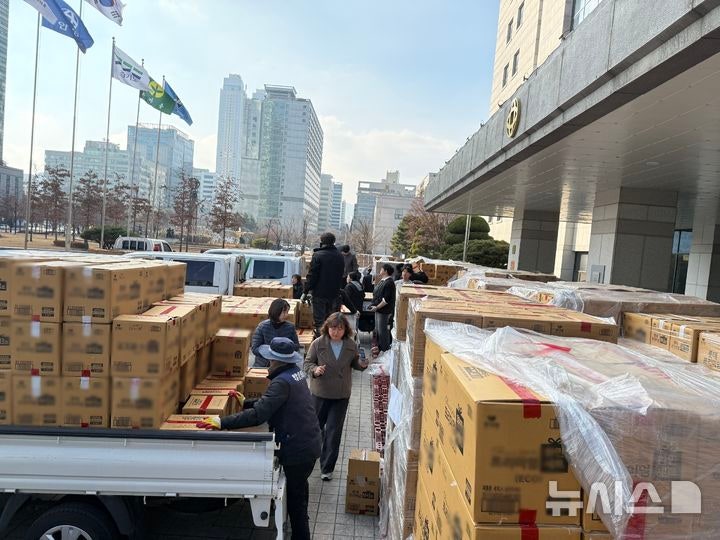 [안양=뉴시스] 익명의 기업체가 24일 안양시에 2억5000만원 상당의 물품을 맡긴 가운데 해당 물품이 관내 사회복지시설과 단체 등에 전달되고 있다. (사진=안양시 제공).2025.12.24.photo@newsis.