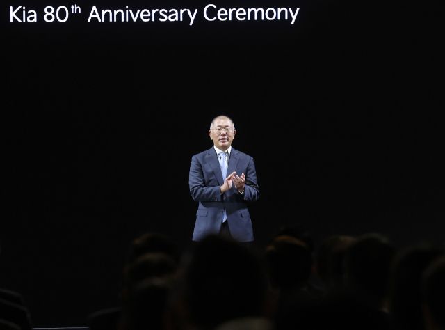 정의선 현대차그룹 회장이 5일 경기 용인시 기아 비전스퀘어에서 열린 기아 80주년 기념식에서 발언하고 있다. 연합뉴스