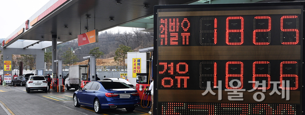 미국과 이스라엘의 이란 공습 여파로 국내 주유소 휘발유와 경유 가격이 가파르게 상승하며 서울 휘발유 평균 가격이 1800원을 넘어섰다. 5일 서울 시내 한 주유소에서 휘발유가 ℓ당 1825원, 경유는 ℓ당 1866원