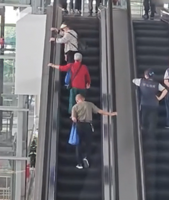 에스컬레이터를 역주행 하고 있는 중국노인들. 웨이보 캡처