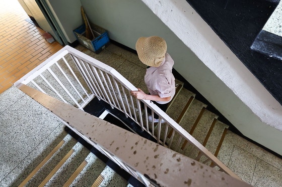 서울 양천구 목동의 한 노인이 목동 아파트 계단을 오르고 있다. 김종호 기자