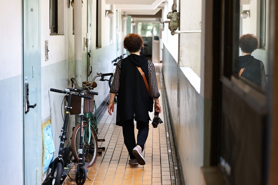 서울 양천구 목동의 한 노인이 목동 아파트 복도를 걸어가고 있다. 김종호 기자