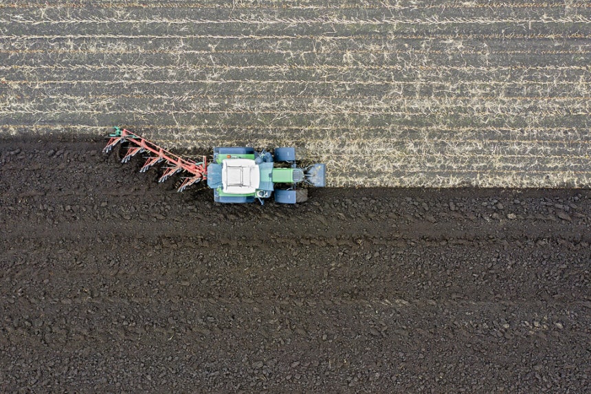 현대판 쟁기라 할 트랙터가 농지를 갈아엎는 모습. 농업혁명을 가능케 한 쟁기는 토양을 착취하고 땅속 유기물을 이산화탄소로 변형시킨다. 게티이미지뱅크