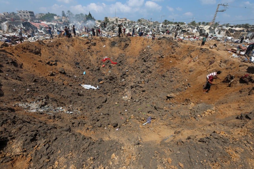 21일(현지시각) 가자지구 중부에서 이스라엘의 공격으로 인한 팔레스타인 이주민 텐트 거주지역에 커다란 구멍이 생겨 있다. 가자지구/로이터 연합뉴스