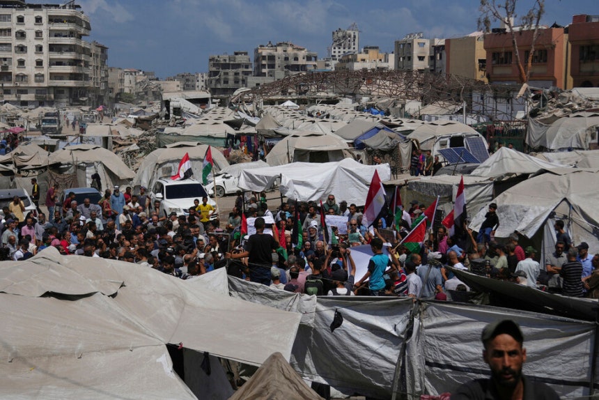 21일(현지시각) 가자지구에서 팔레스타인인들이 이스라엘과의 전쟁 종식을 요구하는 시위를 벌이고 있다. 가자지구/AP 연합뉴스