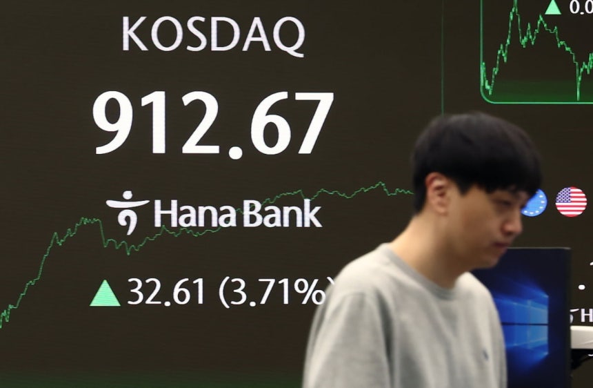 28일 오후 서울 중구 하나은행 딜링룸 전광판에 코스닥 지수가 나오고 있다. / 연합뉴스