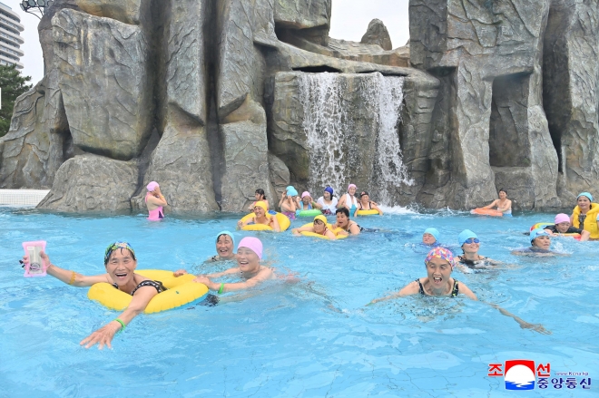 7월 1일 개장한 북한 원산갈마해안관광지구 십리백사장 물놀이장 모습. 사진은 기사 내용과 무관함. 2025.7.3 조선중앙통신 연합뉴스