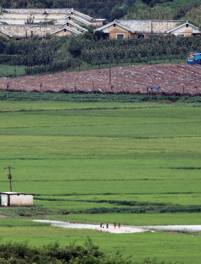 14일 경기 파주시 오두산 통일전망대에서 바라본 황해북도 개풍군에서 북한 어린이들이 물놀이를 하고 있다. 사진은 기사 내용과 무관함. 2025.8.14 연합뉴스