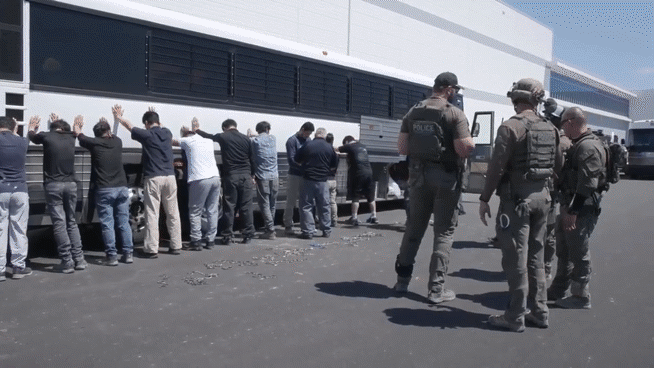 미국 이민 당국이 9월 4일(현지 시각) 조지아주 현대차그룹-LG에너지솔루션의 합작 배터리 공장 건설 현장에서 한국인 근로자 300여 명을 구금했다. 이들은 근로자들 신체 수색을 실시한 뒤 수갑과 족쇄를 채워 구금