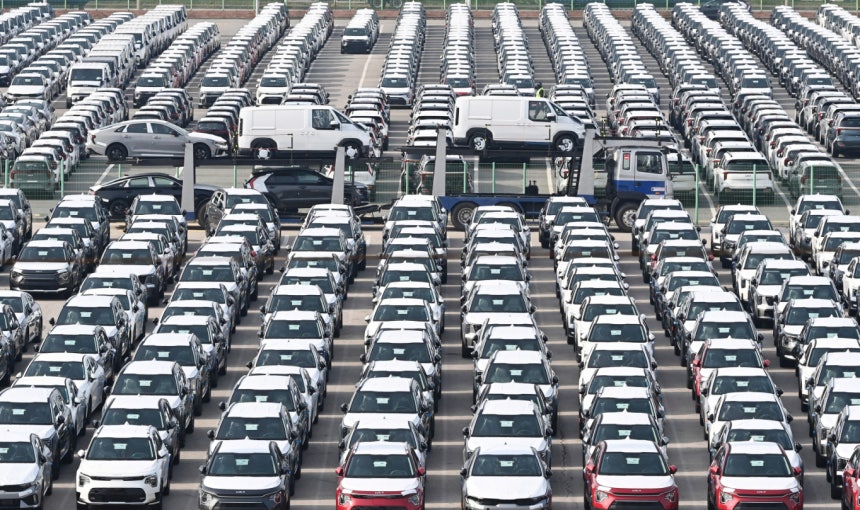 경기 평택시 포승읍 평택항 자동차 전용부두에 선적을 기다리는 수출용 차량이 세워져 있다./사진=뉴시스