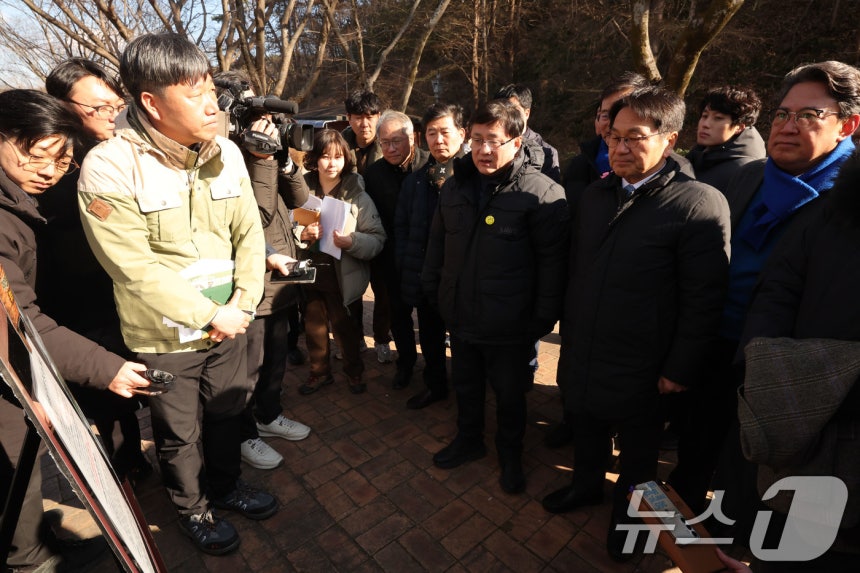 22일 광주 북구 생용동 우치공원 동물원에서 김성환 기후에너지환경부 장관이 강기정 광주시장과 판다 수용 여건에 대한 설명을 청취하고 있다. 2026.1.22/뉴스1 ⓒ News1 박지현 기자