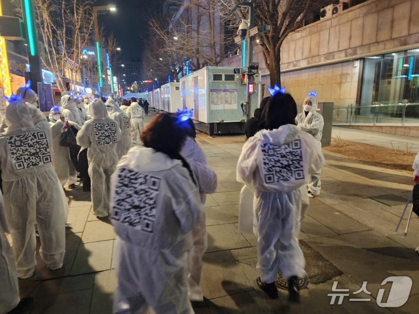 21일 BTS의 광화문 컴백 공연이 종료된 후 팬들로 구성된 자원봉사단이 거리 쓰레기를 줍고 있다. 2026.03.21/ⓒ 뉴스1 권진영 기자