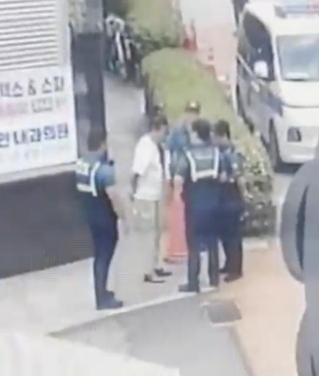 20일 서울 관악구 신림역 인근에서 담배꽁초륵 버리다 경찰에 잡힌 수배자(왼쪽 두 번째). 서울경찰청 기동순찰대 제공