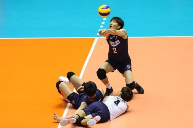TaekeuiHwangfromSouthKoreadigstheball.jpg