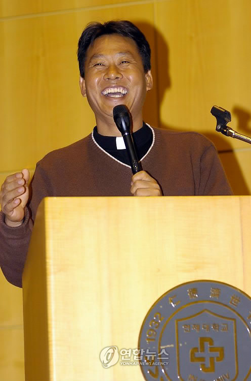 故 이태석 신부 (김해=연합뉴스) 아프리카 수단에서 헌신적인 희생봉사 활동을 펴다 1월14일 향년 48세로 선종한 인제대 의과대 출신인 故 이태석(요한) 신부. 이 신부는 2001년 사제 서품을 받은 뒤부터 2008년 11월까지 8년간 아프리카 수단 톤즈마을에서 병실 12개짜리 작은 병원을 짓고 한센병과 전염병으로 고통받는 주민들을 보살피고 학교와 기숙사를 세워 가난한 어린이들이 자립하도록 돕는 등 온몸으로 사랑을 실천해 왔다.2010.3.10 