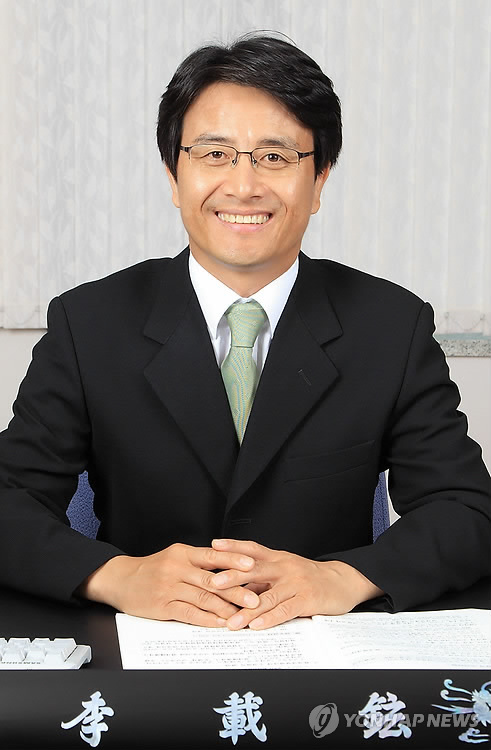 수단어린이장학회 이끄는 이재현 환경부 정책관 (서울=연합뉴스) 김남권 기자 = 사단법인 수단어린이장학회는 `수단의 슈바이처'로 불리는 고(故) 이태석 신부의 뜻을 이어받아 수단 `톤즈'에서 의료.교육 시설 건립, 의료품 지원 등을 하고 있다. 이사장으로 장학회를 이끄는 이재현 환경부 기후대기정책관이 이태석 신부의 선종 1주기를 하루 앞둔 13일 집무실에서 환하게 웃고 있다. 2011. 1.13 kong79@yna.co.kr 