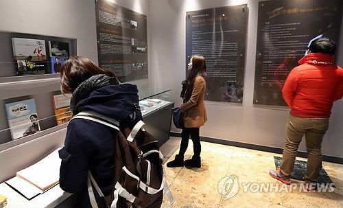 '이태석 신부 기념실' 추모 발길 (김해=연합뉴스) 최병길 기자 = 아프리카 남수단 톤즈에서 자신의 몸을 아끼지 않는 봉사활동을 펼친 고 이태석 신부의 3주기(1월14일)를 앞두고 고인의 모교인 경남 인제대 백인제기념도서관 내 '이태석 신부 기념실'에 추모의 발길이 이어지고 있다.2013.1.9 <<지방기사참고>> choi21@yna.co.kr 