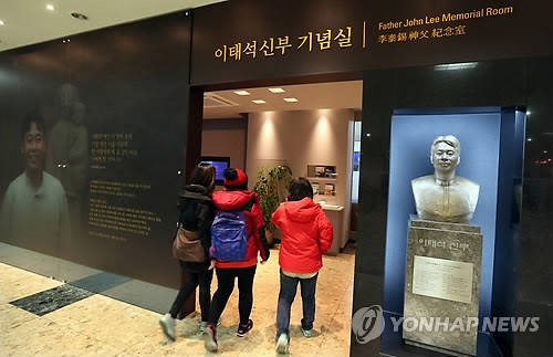 3주기 앞두고 '이태석 신부 기념실' 추모 발길 (김해=연합뉴스) 최병길 기자 = 아프리카 남수단 톤즈에서 자신의 몸을 아끼지 않는 봉사활동을 펼친 고 이태석 신부의 3주기(1월14일)를 앞두고 고인의 모교인 경남 인제대 백인제기념도서관 내 '이태석 신부 기념실'에 추모의 발길이 이어지고 있다.2013.1.9 <<지방기사참고>> choi21@yna.co.kr 