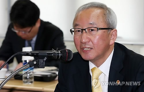 현오석 부총리-벤처기업인 간담회     (서울=연합뉴스) 박동주 기자 = 현오석 경제부총리 겸 기획재정부 장관이 8일 오후 서울 구로구 벤처기업협회에서 열린 '현오석 부총리와 벤처기업인과의 대화'에서 인사말하고 있다. 2013.5.8     pdj6635@yna.co.kr