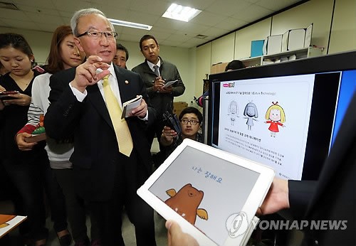 벤처기업 방문한 현오석 부총리     (서울=연합뉴스) 박동주 기자 = 현오석 경제부총리 겸 기획재정부 장관이 8일 오후 서울 구로구 벤처기업협회에서 열린 벤처기업인과의 간담회에 참석하기에 앞서 한 애니메이션 회사를 방문, 관계자와 대화를 나누고 있다. 2013.5.8     pdj6635@yna.co.kr