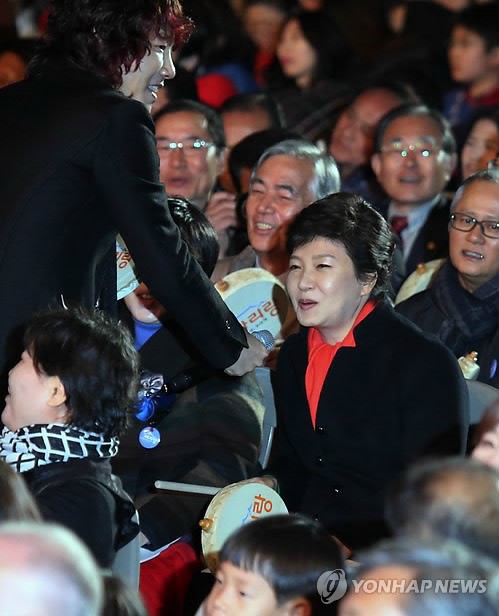 아리랑 부르는 박근혜 대통령
    (서울=연합뉴스) 안정원 기자 = 박근혜 대통령이 27일 청와대 녹지원에서 열린 문화융성의 우리 맛 우리멋 '아리랑'공연에서 가수 김장훈과 함께 아리랑을 부르고 있다. 2013.10.27
    jeong@yna.co.kr
