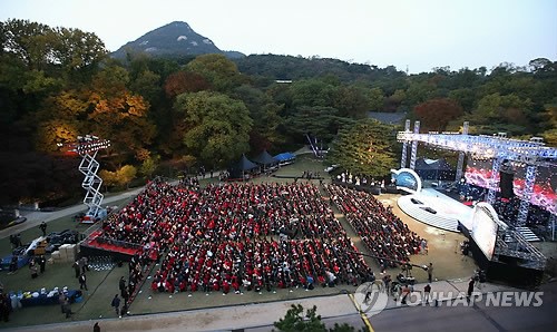 청와대에서 열린 아리랑 공연
    (서울=연합뉴스) 안정원 기자 =  27일 청와대 녹지원에서 열린 문화융성의 우리 맛 우리멋 '아리랑'공연이 열리고 있다. 2013.10.27
    jeong@yna.co.kr