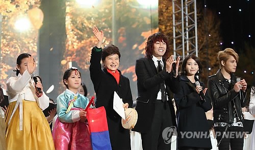 손 흔들어 인사하는 박근혜 대통령
    (서울=연합뉴스) 안정원 기자 = 박근혜 대통령이 27일 청와대 녹지원에서 열린 문화융성의 우리 맛 우리멋 '아리랑'공연에서 출연자들과 함께 아리랑을 합창한 뒤 손을 들어 인사하고 있다. 2013.10.27
    jeong@yna.co.kr
