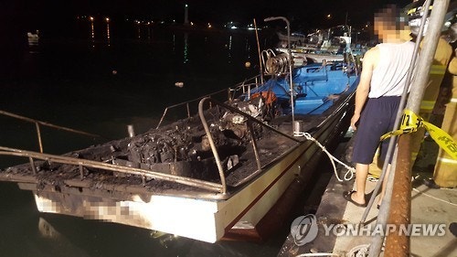 강원 <b>대진항</b> 정박 어선 <b>화재</b>…주변 어선 3척 긴급대피