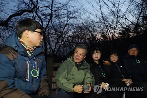 문대통령, 의인들과 '새해맞이' 남산 등반…"풍요·복 가득하길"