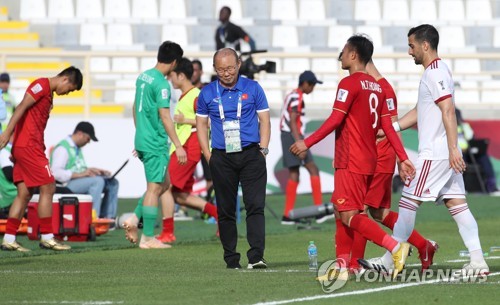 '박항서호' 베트남, 이란에 0-2 패배…'멀어진 16강'