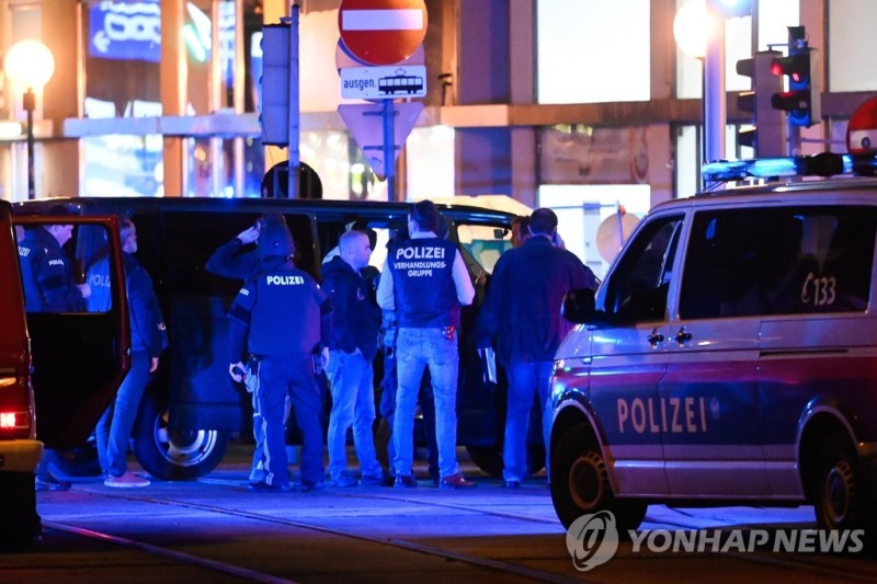 <b>오스트리아</b> 빈 도심서 <b>총격</b> '<b>테러</b>'…"<b>용의자</b> 포함 2명 사망"(종합)