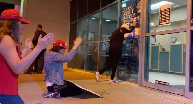 "하나님이 승리 주신다"…트럼프 지지자들 무릎 꿇고 기도