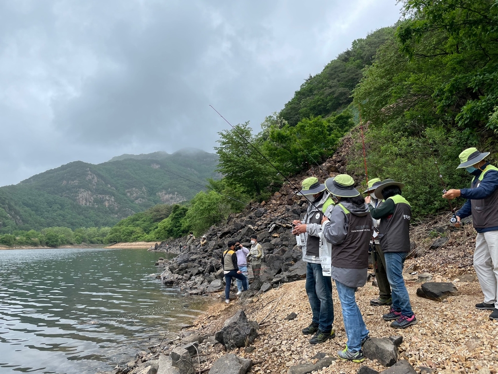 [보은소식] "속리산 저수지서 큰입배스 잡아요"
