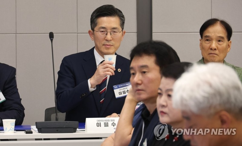 물 마시는 이필수 <b>대한의사협회</b>장