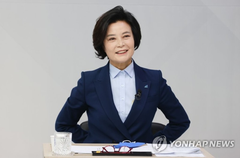 '10억 수수' <b>이정근</b>, 2심도 검찰 구형 3년·법원은 4년2개월
