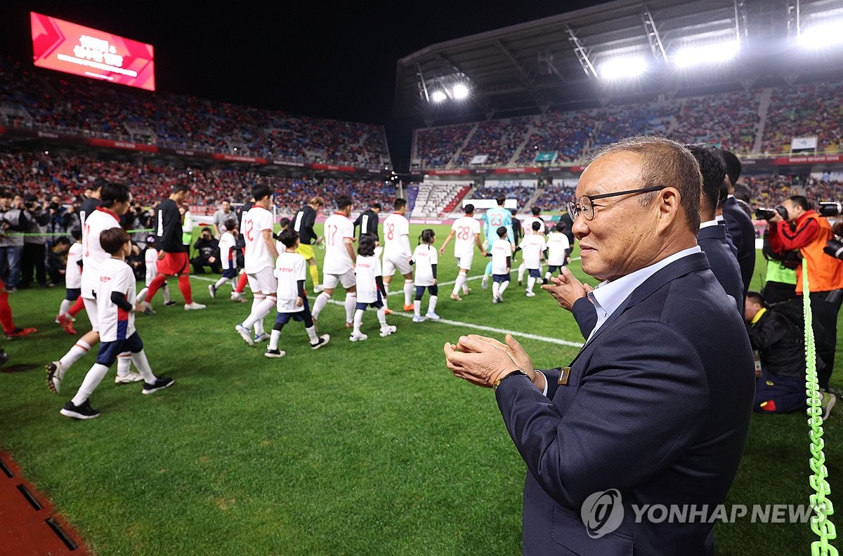 베트남 선수들 격려하는 <b>박항서</b> 전 감독