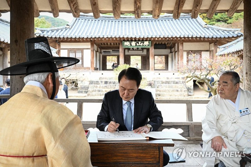 尹대통령 지지율, 3.2%p 오른 35.7%…3주만에 반등[리얼미터]