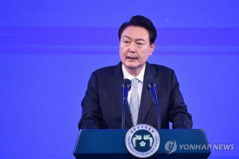 尹대통령 "가짜뉴스, 자유 위축시키고 선거 위협할 수 있어"