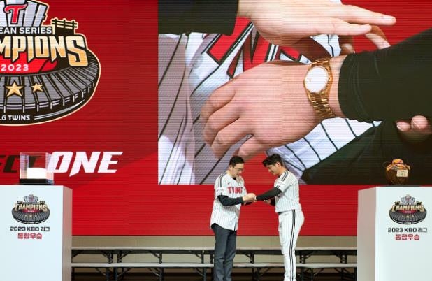 <b>롤렉스</b> 차고 아와모리 소주로 축배…LG 트윈스 감격의 우승 행사