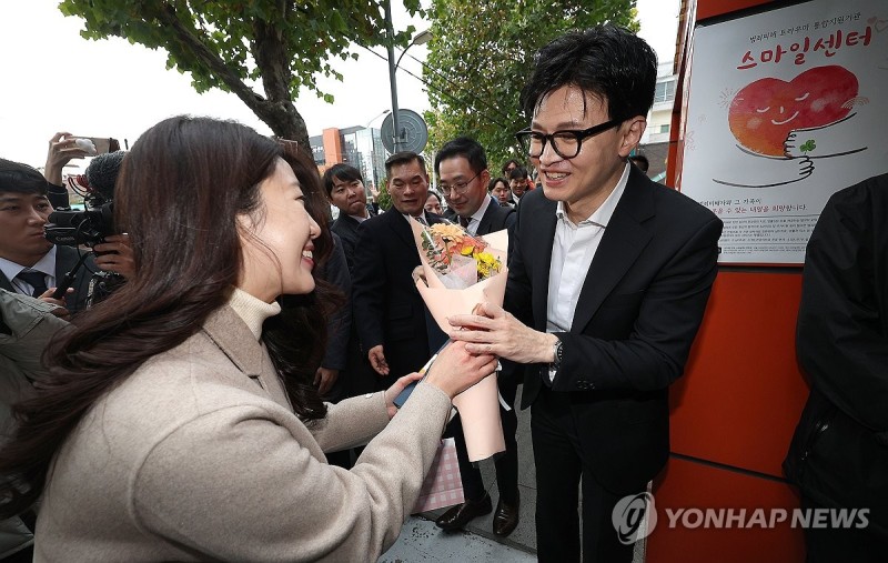 <b>한동훈</b>, <b>총선</b> 출마 관측에 "저의 중요한 일 열심히 할 것"