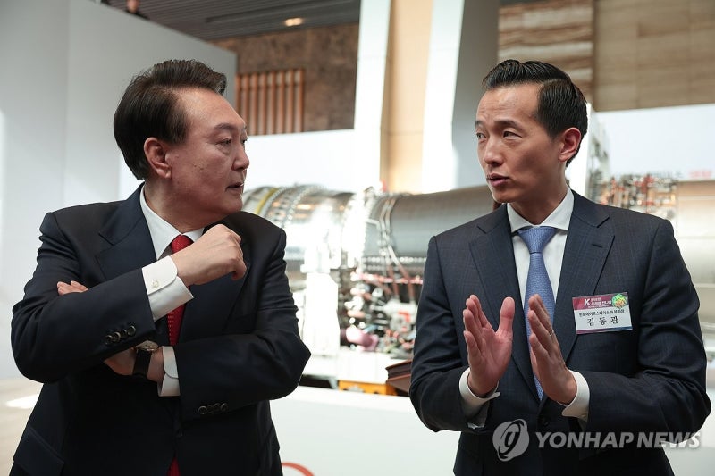 김동관 한화 <b>부회장</b>과 <b>대화</b>하는 윤석열 <b>대통령</b>