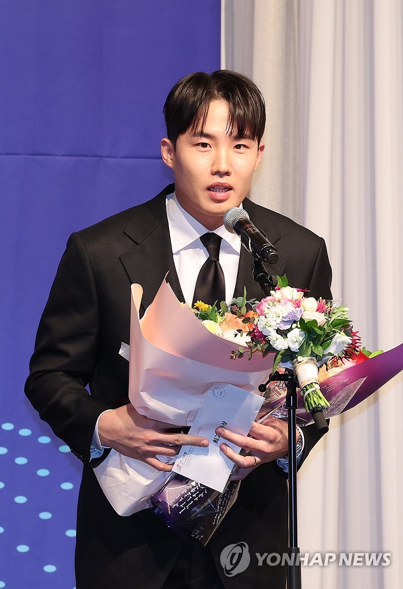<b>최고</b> <b>투수</b>상 수상한 <b>임찬규</b>