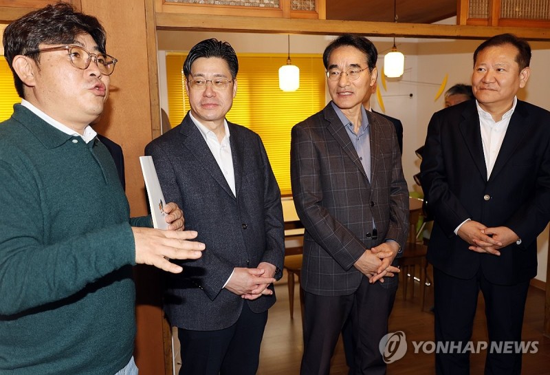 빈집 활용 숙소 찾은 <b>이상민 장관</b>