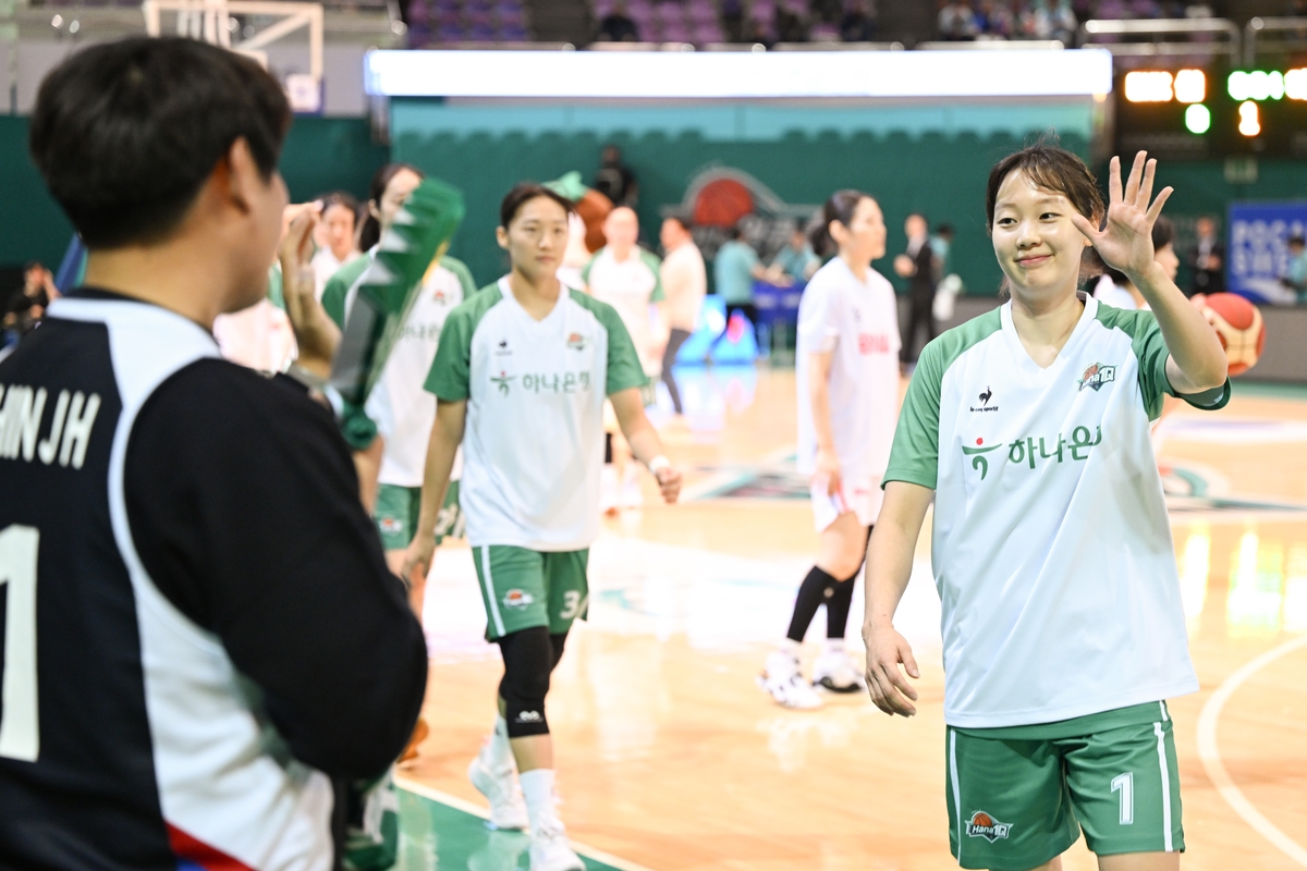 '<b>신지현</b> 18점' 여자농구 <b>하나원큐</b>, BNK 꺾고 3연승…단독 3위로