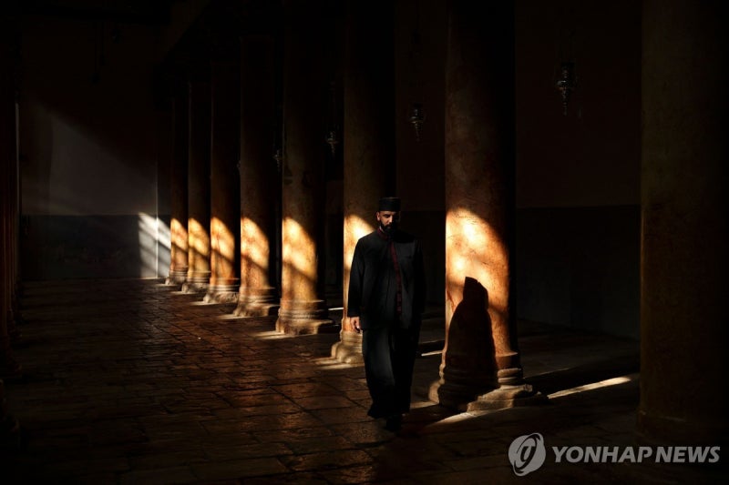 전쟁에 <b>성탄</b> 행사 취소…어둠에 잠긴 '예수 탄생지' <b>베들레헴</b>