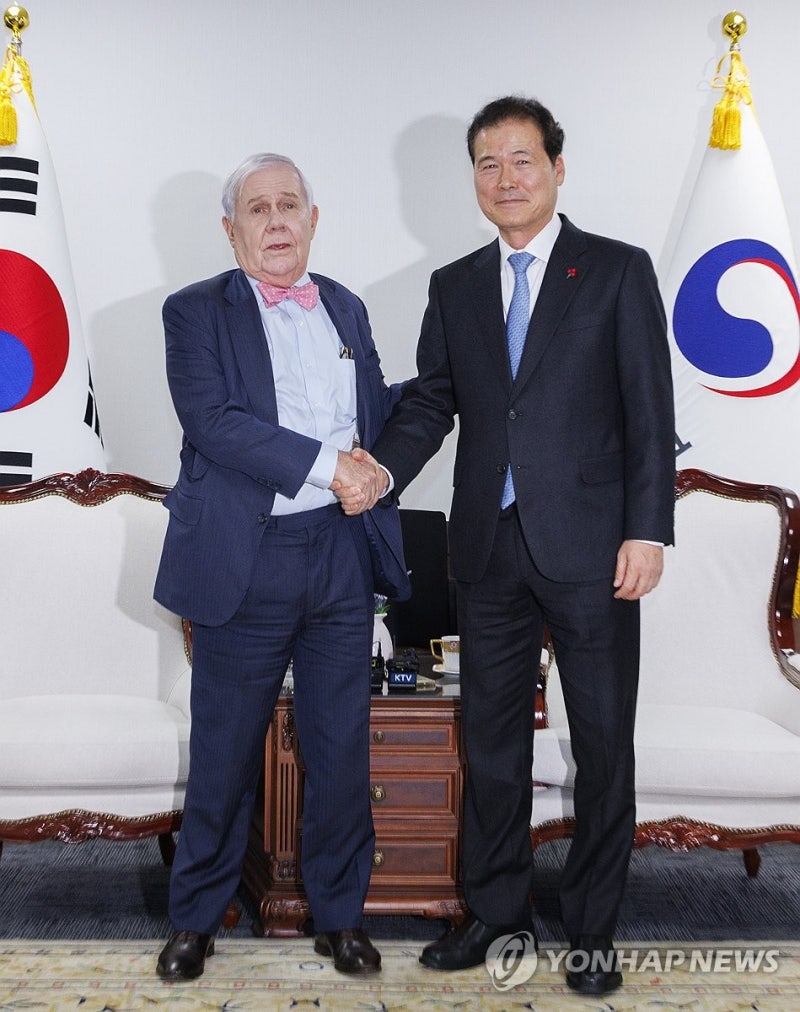 <b>김영호</b> 통일부 장관, 짐 <b>로저스 회장</b> 악수