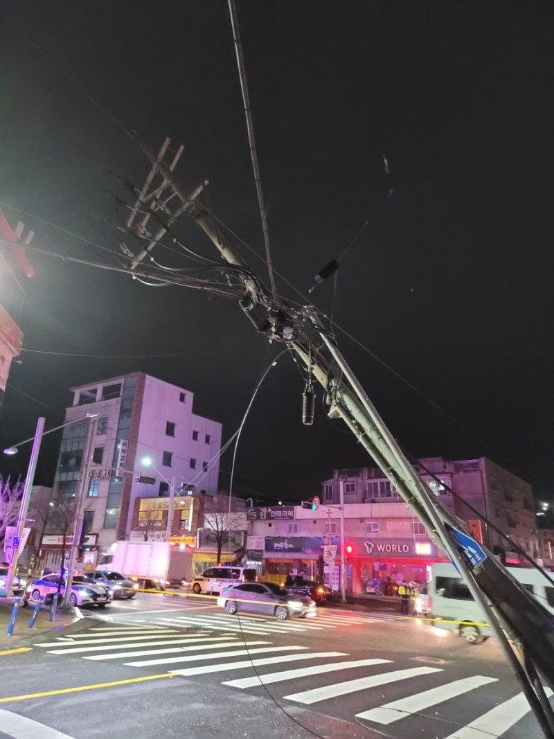 대전 동구서 <b>정화조</b> 청소차가 <b>전신주</b> 들이받아…동구 일대 정전(종합)