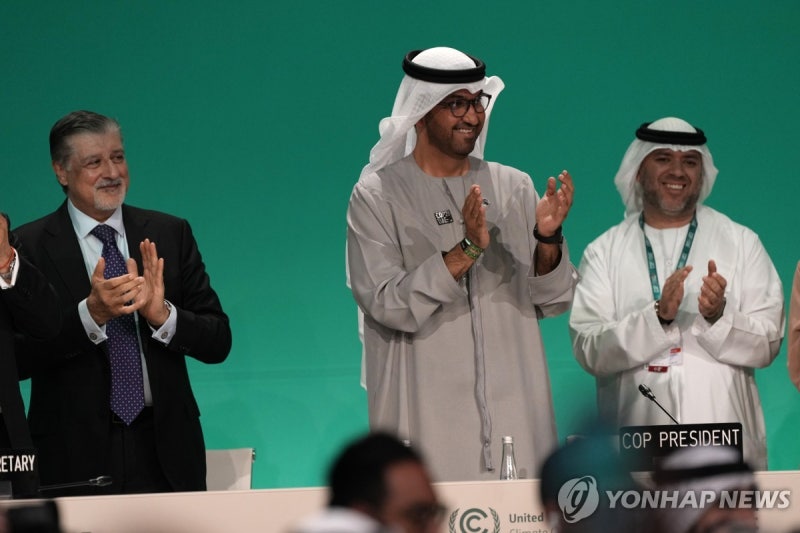 COP28서 '탈화석연료 <b>전환</b>' <b>합의</b>…'단계적 퇴출' 빠져(종합)